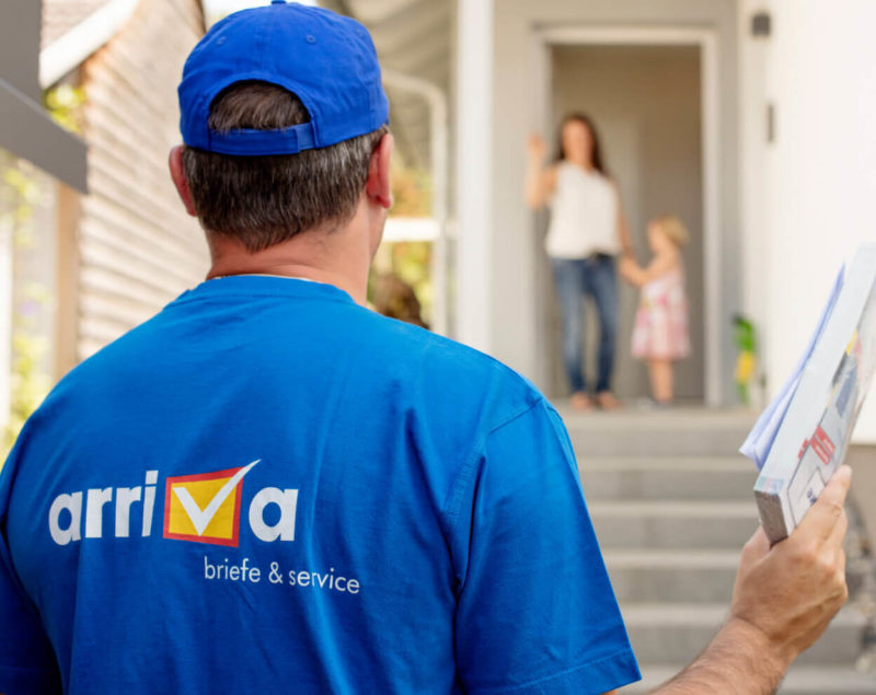 startseite-unten-arriva arriva Mitarbeiter trägt Post aus